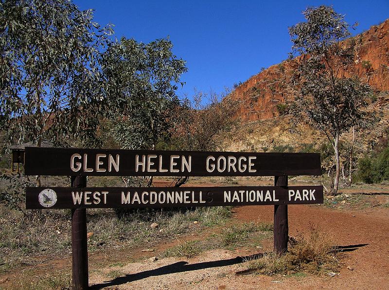 Glen Helen.jpg - Die Glen Helen Gorge besteht im Wesentlichen aus einer eindrucksvollen Schlucht mit tiefen permanentem Wasserloch, geschaffen vom Durchbruch des geologisch sehr alten Finke River.